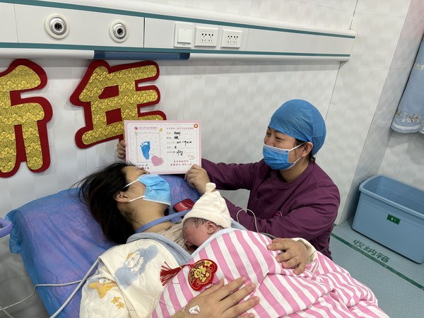 新年鐘聲猶在耳，靈蛇寶寶來(lái)報(bào)喜。1月29日是農(nóng)歷蛇年正月初一，凌晨4時(shí)50分，淮北市婦幼保健院產(chǎn)房?jī)?nèi)傳來(lái)了一陣清脆而響亮的啼哭聲&mdash;&mdash;第一位靈蛇寶寶降生了。分娩沒(méi)有暫停鍵，淮北婦幼人堅(jiān)守崗位，確保每一個(gè)新生命能夠安全、健康地降臨到這個(gè)世界，這也淮北市婦幼保健院最喜慶的&ldquo;年味&rdquo;。.jpg